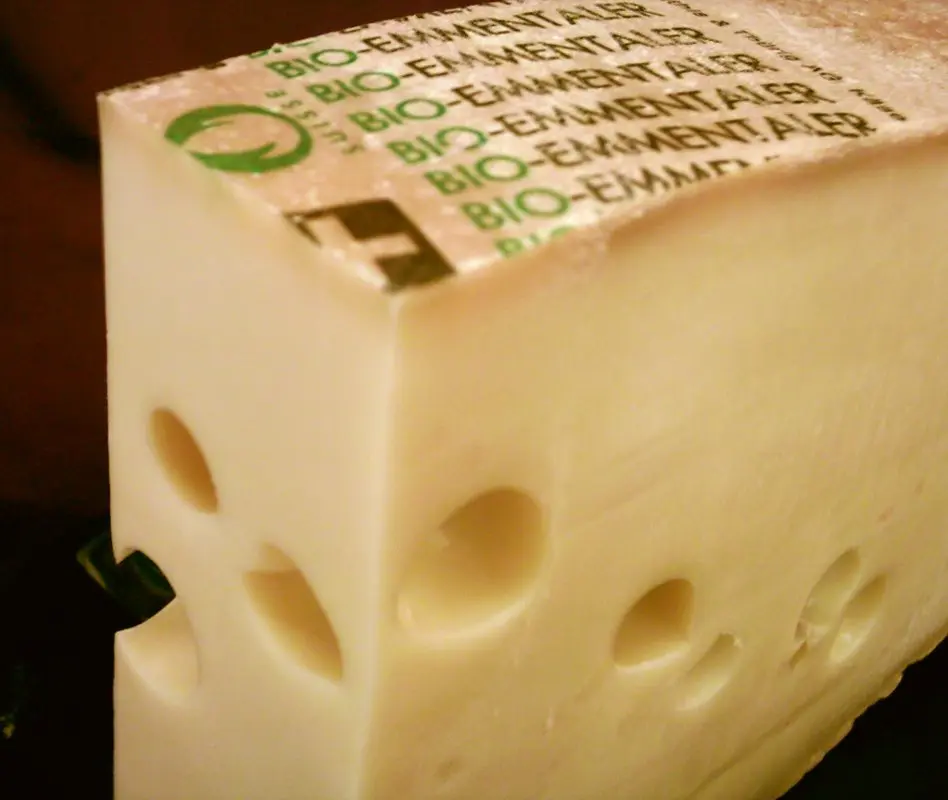 queso suizo - Cómo se llama el queso suizo con agujeros