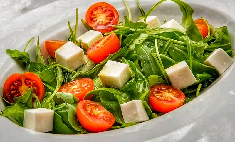 ensalada de rucula queso y tomate cherry - Cuántas calorías tiene una ensalada de rúcula