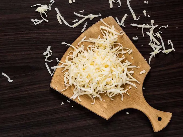 el moho en los quesos rallados - Qué pasa si como queso con un poco de moho