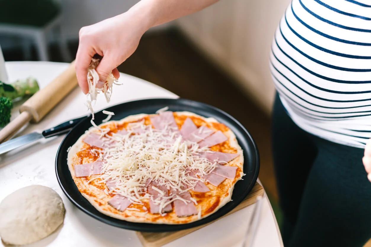 queso no pasteurizado en pizza embarazo - Qué pasa si tomo parmesano estando embarazada