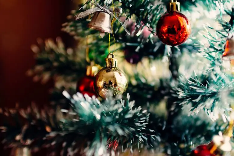 como decorar un escaparate de quesos de navidad - Qué significan las piñas en el árbol de Navidad