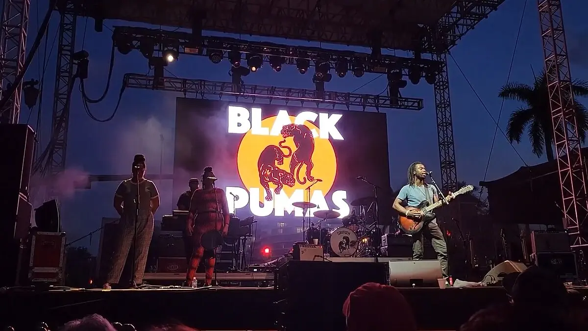 adrian quesada black pumas - Quién es el cantante de Black Pumas